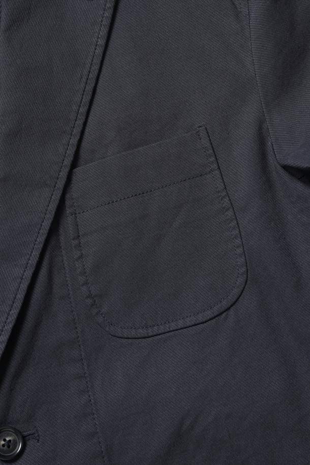 블랙 컬러의 린넨 혼방 스트레치 재킷입니다. 가을 시즌에 어울리는 캐주얼 스타일의 블레이저로, 데이트룩 연출에 적합합니다. 릴랙스 핏으로 편안함을 제공하며, 싱글 버튼 여밈 방식과 아웃 포켓 디테일이 특징입니다. 린넨, 면, 나일론, 스판덱스의 혼방 소재로 제작되어 통기성과 신축성을 갖추었습니다. 싱글 벤트 및 컨버터블 카라 디자인으로 미니멀하고 클래식한 분위기를 더합니다. 긴 소매 기장으로 다양한 스타일을 연출할 수 있습니다.
