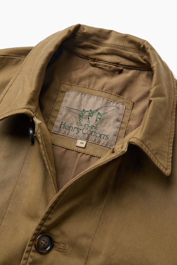 다잉 초어 재킷은 가을 계절에 어울리는 캐주얼 스타일의 남성용 아우터입니다. 부드러운 면 소재로 제작되어 편안한 착용감을 선사하며, 레귤러 핏으로 부담 없이 소화할 수 있습니다. 브라운 컬러의 무지 디자인으로 다양한 룩에 매치하기 용이하며, 3포켓 디테일과 몸판 및 소매 안감으로 실용성을 더했습니다. 가먼트 다잉 가공으로 은은한 멋을 더하고, 스트레치 기능이 있어 활동성을 높였습니다. 가을 나들이룩, 데이트룩에 활용하여 미니멀하고 클래식한 스타일을 연출해보세요.
