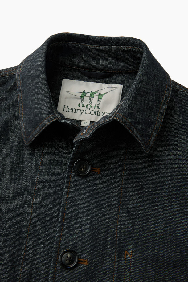 이태리 원단 [Italian Fabric] 데님 라이크 초어 재킷은 캐주얼, 클래식, 미니멀 스타일을 모두 아우르는 블랙 컬러의 아우터입니다. 가을 시즌에 어울리는 레귤러 핏의 긴 소매 재킷으로, 부드러운 촉감의 데님 소재와 버튼 여밈 방식이 특징입니다. 3포켓 디테일과 내부 안감 보강으로 실용성을 높였으며, 디트로이트 커프 디테일과 이태리 올림피아스 원단을 사용하여 고급스러움을 더했습니다. 출근룩과 모임룩 등 다양한 TPO에 활용 가능하며, 어떤 스타일에도 자연스럽게 어울리는 활용도 높은 아이템입니다.
