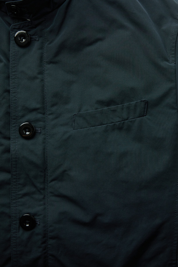 패딩 탈착 자켓은 가을과 초겨울, 출근룩, 겨울 데일리룩, 비즈니스 캐주얼에 적합한 아우터입니다. 블랙 컬러의 무지 디자인으로, 베이직하고 클래식, 미니멀한 스타일을 연출할 수 있습니다. 레귤러 핏의 긴 소매 자켓으로, 컨버터블 카라 디자인과 버튼 여밈 방식을 갖추고 있습니다. 패딩 탈착이 가능하여 간절기에는 자켓으로, 추운 날씨에는 패딩을 더하여 보온성을 높일 수 있습니다. 내외부 포켓이 있어 실용적이며, 스탠드/블레이저 스타일로도 연출할 수 있습니다.
