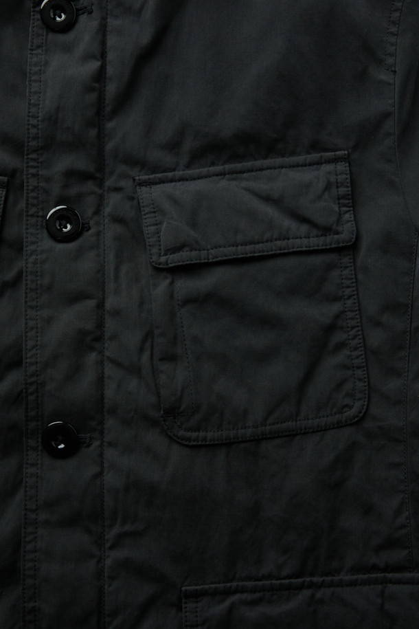 이번 시즌, 당신의 스타일을 책임질 왁스 코튼 패딩 탈착 재킷입니다. 4포켓 구조와 컨버터블 카라 디자인으로 실용성과 멋을 동시에 잡았습니다. 왁스 가공과 피치 가공을 거친 부드러운 촉감의 면, 나일론, 폴리에스터 혼방 소재로 제작되어 가을과 초겨울, 쌀쌀한 날씨에도 따뜻하게 착용 가능합니다. 레귤러핏으로 편안한 착용감을 선사하며, 탈착 가능한 패딩으로 다양한 스타일 연출이 가능합니다. 출근룩부터 여행룩까지, 캐주얼, 클래식, 미니멀 스타일을 모두 소화하는 활용도 높은 아이템입니다.
