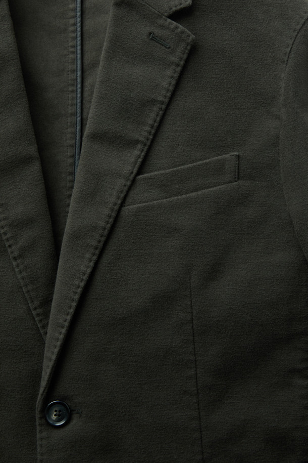 이탈리안 원단으로 제작된 NEW 몰스킨 재킷입니다. 가을, 초겨울에 어울리는 두꺼운 두께감의 블레이저로, 베이직하고 클래식한 스타일을 연출합니다. 블랙 컬러의 무지 디자인에 레귤러핏으로 제작되었으며, 부드러운 촉감이 특징입니다. 오피스룩, 비즈니스 캐주얼, 모임룩 등 다양한 TPO에 활용 가능하며, 클래식, 미니멀, 시크한 스타일을 완성합니다. 호시 스티치, 가슴 포켓, 아웃포켓, 싱글벤트 디테일과 이태리 올림피아스 원단을 사용하여 고급스러움을 더했습니다.
