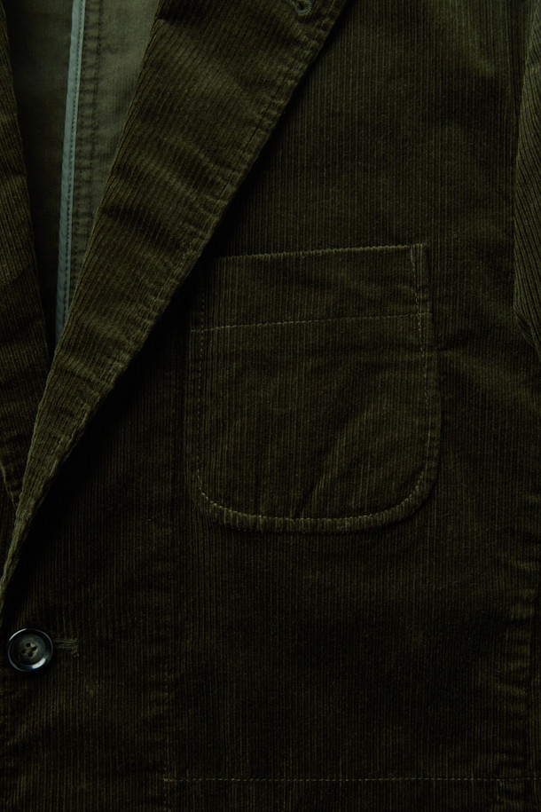 **코튼 코듀로이 재킷**은 부드러운 코듀로이 소재와 면 혼방으로 제작되어 가을, 겨울철 따뜻하고 편안한 착용감을 선사합니다. 릴랙스핏으로 제작되어 활동성이 뛰어나며, 캐주얼, 클래식, 미니멀 스타일을 모두 소화할 수 있습니다. 그린 컬러의 무지 디자인에 아웃포켓 디테일, 싱글 벤트, 컨버터블 카라가 더해져 세련된 느낌을 줍니다. 출근룩이나 모임룩 등 다양한 TPO에 활용 가능하며, 싱글 버튼 방식의 블레이저 타입 재킷입니다. 긴 소매 기장과 두꺼운 두께감으로 보온성을 높였습니다.
