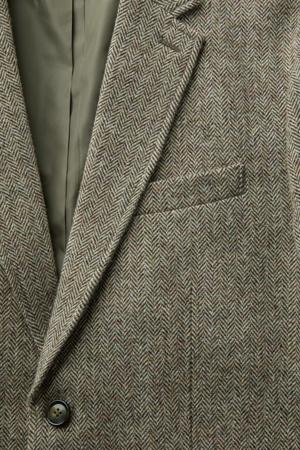 포르투갈 모르가도 원단을 사용하여 제작된 [Imported Fabric] 해링본 울 재킷입니다. 은은한 헤링본 패턴과 부드러운 촉감의 울 소재가 어우러져 고급스러운 분위기를 자아냅니다. 레귤러 핏과 싱글 버튼 디자인으로 클래식하고 미니멀한 스타일을 연출하며, 아웃 플랩 포켓과 싱글 벤트 디테일이 돋보입니다. 가을, 겨울철 출근룩, 비즈니스 캐주얼, 모임룩 등 다양한 TPO에 활용하기 좋습니다. 긴 소매 기장의 그레이 컬러 자켓으로, 어떤 옷에도 매치하기 용이하여 활용도가 높습니다.

