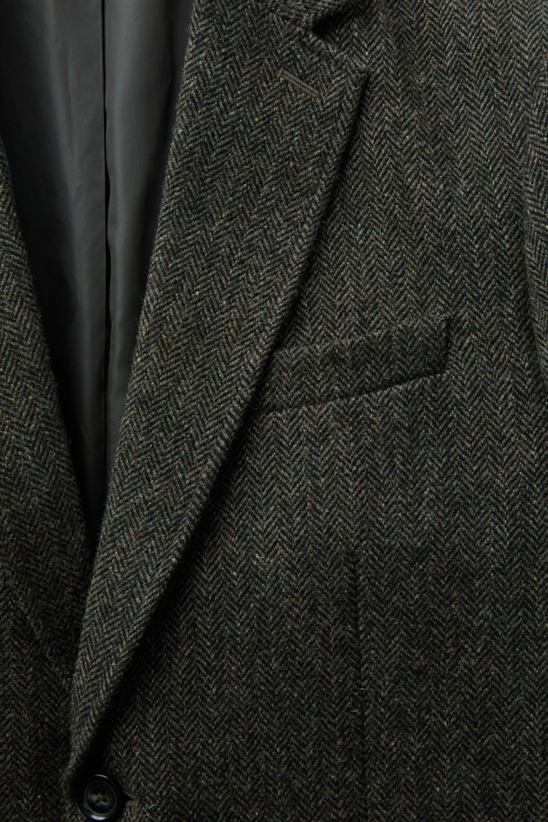 포르투갈 모르가도 원단을 사용하여 제작된 [Imported Fabric] 헤링본 울 재킷입니다. 클래식하고 미니멀한 스타일로, 오피스룩, 비즈니스 캐주얼, 모임룩 등 다양한 TPO에 활용하기 좋습니다. 부드러운 촉감의 울 소재와 레귤러핏으로 편안한 착용감을 선사하며, 가을과 겨울에 따뜻하게 입을 수 있습니다. 그린 컬러의 헤링본 패턴은 세련된 분위기를 연출하며, 아웃 플랩 포켓과 싱글 벤트 디테일로 디자인의 완성도를 높였습니다. 싱글 버튼 여밈 방식과 긴 소매 기장으로 깔끔한 실루엣을 강조합니다.
