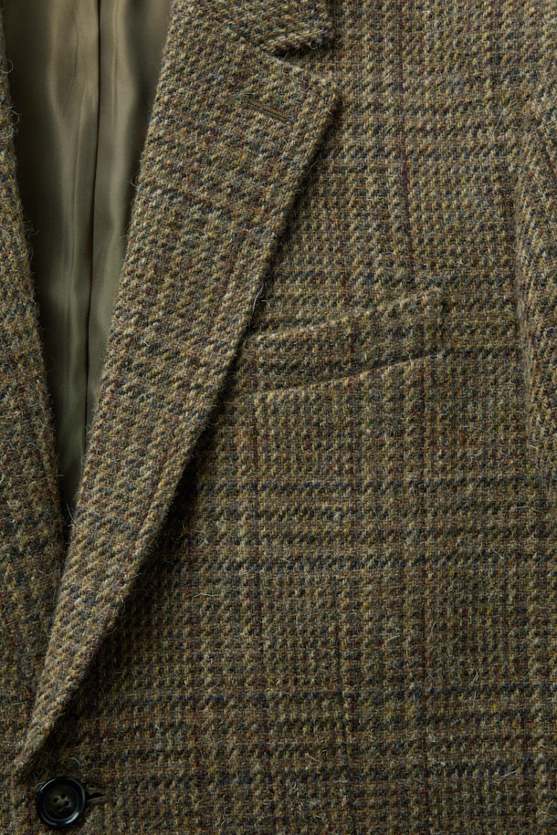 스코틀랜드 Lovat(로밧)사의 수입 원단으로 제작된 울 체크 재킷입니다. 브라운과 베이지 컬러의 조화가 돋보이는 클래식한 디자인으로, 가을과 겨울에 따뜻하고 세련된 스타일을 연출할 수 있습니다. 싱글 버튼, 릴랙스 핏, 아웃포켓 디테일이 특징이며, 오피스룩, 비즈니스 캐주얼, 모임룩 등 다양한 TPO에 활용 가능합니다. 두꺼운 울 소재로 제작되어 보온성이 뛰어나며, 미니멀한 스타일을 선호하는 분들께 추천합니다. 긴 소매 기장의 레귤러 기장 블레이저로, 싱글벤트 디테일이 편안함을 더합니다.
