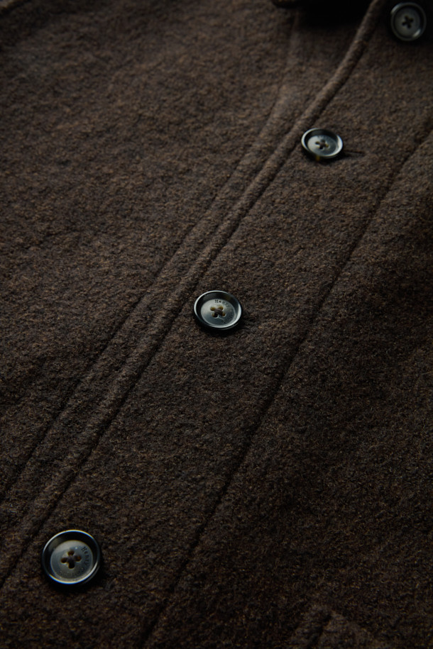 이탈리아 MTT사의 고급 울 원단을 사용하여 제작된 [Italian Fabric] 울 초어 재킷입니다. 부드러운 촉감의 보일드 울 소재로 제작되어 가을, 초겨울 시즌에 따뜻하게 착용할 수 있습니다. 캐주얼, 베이직 스타일의 무지 디자인으로, 출근룩이나 모임룩 등 다양한 TPO에 활용 가능합니다. 레귤러핏 싱글버튼 디자인에 아웃포켓 디테일을 더해 실용성을 높였으며, 소매 전체 안감 처리로 편안한 착용감을 선사합니다. 브라운, 다크브라운 두 가지 컬러로 만나보세요.
