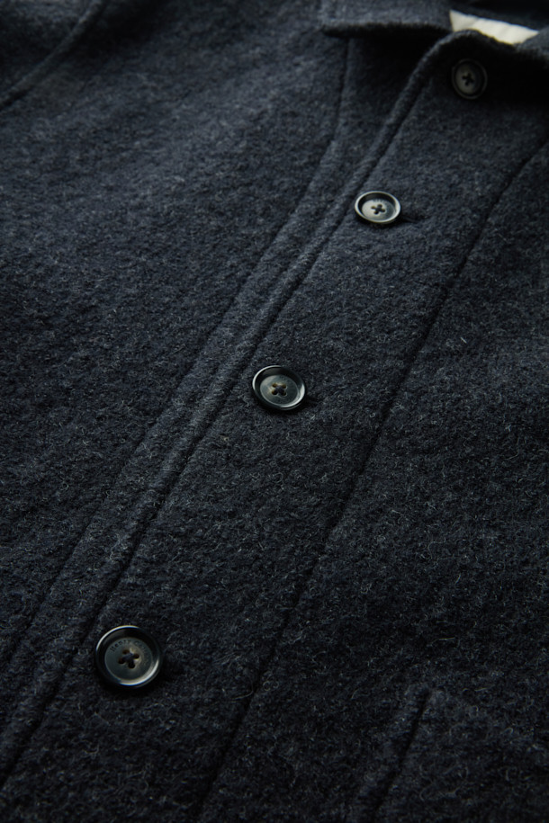 이태리 MTT사의 보일드 울 원단으로 제작된 울 초어 재킷입니다. 부드러운 촉감과 레귤러 핏으로 편안한 착용감을 선사하며, 사선 컷팅 아웃포켓과 반우라 몸판, 전체 소매 안감 디테일로 완성도를 높였습니다. 캐주얼, 베이직 스타일을 기반으로 하여 출근룩, 모임룩, 비즈니스 캐주얼 등 다양한 TPO에 활용 가능합니다. 가을, 초겨울 시즌에 적합하며, 미니멀하고 클래식한 스타일을 연출하기 좋습니다. 블랙 컬러의 무지 디자인으로 어떤 옷에도 쉽게 매치할 수 있습니다.
