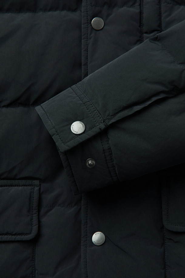 **트래블러 다운 재킷**은 일상과 여행에서 활용하기 좋은 겨울 아우터입니다. 블랙 컬러에 베이직하고 캐주얼한 스타일로, 어떤 옷에도 쉽게 매치할 수 있습니다. 부드러운 촉감의 나일론과 폴리에스터 혼방 소재로 제작되었으며, 두꺼운 두께감으로 뛰어난 보온성을 제공합니다. 구스다운 충전재와 니트 카라 배색, 레이어링이 가능한 디자인으로, 추운 날씨에도 따뜻하고 편안하게 착용할 수 있습니다. 레귤러핏으로 제작되어 활동성을 높였으며, 여행룩이나 캠핑룩, 캐주얼, 미니멀, 클래식 스타일을 즐기는 분들께 추천합니다.
