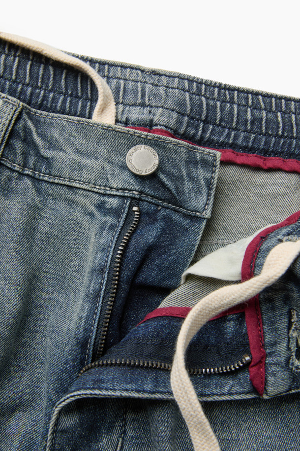 가을 테이퍼드 밴딩 데님은 캐주얼하고 미니멀한 스타일을 즐기는 분들을 위한 데님 팬츠입니다. 인디고 컬러의 워싱 데님 소재로 제작되어 가을의 분위기를 더하며, 일상생활과 가을 나들이에 적합합니다. 5포켓 디자인에 켄톤과 리벳 디테일이 더해져 포인트를 주며, 허리 스트링 밴딩으로 편안한 착용감을 선사합니다. 신축성 있는 소재와 테이퍼드핏으로 활동성을 높였으며, 다양한 상의와 매치하여 캐주얼하고 클래식한 스타일을 연출할 수 있습니다.
