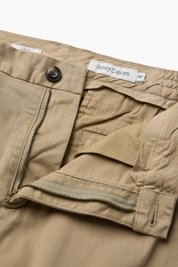 아티보(Attivo) 다잉 팬츠는 가을, 초겨울에 어울리는 캐주얼 스타일의 다잉 팬츠입니다. 면, 레이온, 폴리에스터 혼방 소재로 제작되어 부드러운 촉감을 선사하며, 허리 사이드 밴딩(약 3cm 여유)으로 편안한 착용감을 제공합니다. 가먼트 다잉 처리로 은은한 멋을 더하고, 베이지 컬러의 무지 디자인으로 다양한 상의와 매치하기 용이합니다. 일자핏과 레귤러핏으로 제작되어 유행을 타지 않으며, 사이드 포켓과 백 포켓으로 실용성까지 갖춘 데일리 팬츠입니다. 가을 나들이룩, 겨울 데일리룩 등 다채로운 TPO에 활용하여 캐주얼, 미니멀, 클래식한 스타일을 연출해보세요.
