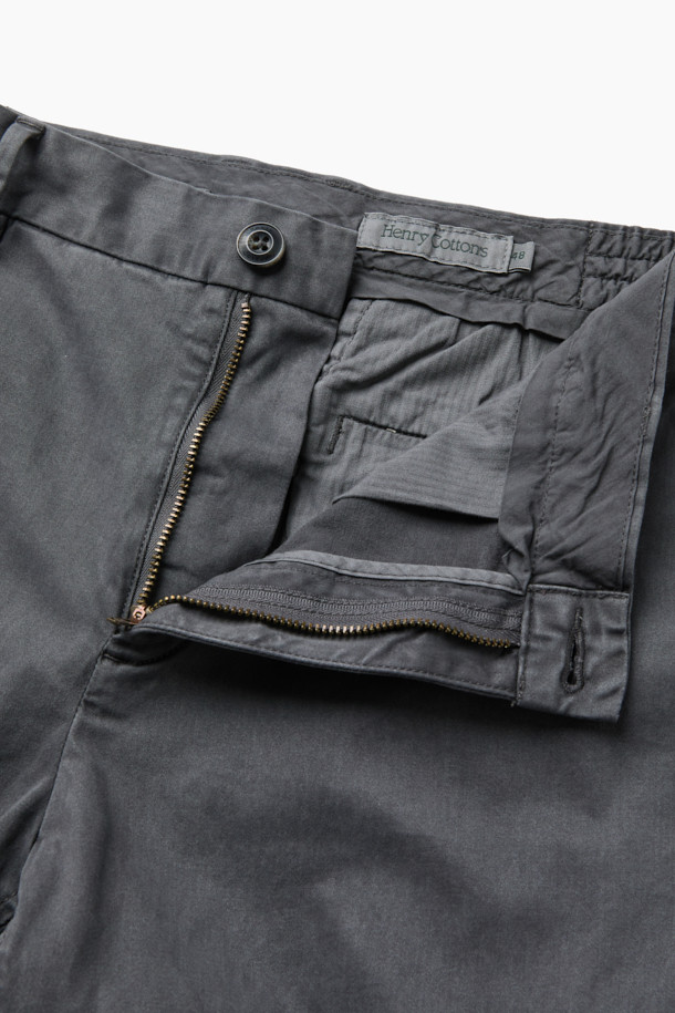 아티보(Attivo) 다잉 팬츠는 가을, 초겨울에 어울리는 캐주얼 스타일의 긴 바지입니다. 부드러운 촉감의 면, 레이온, 폴리에스터 혼방 소재로 제작되었으며, 무지 패턴의 일자핏, 스트레이트 핏 디자인입니다. 허리 사이드 밴딩 처리로 편안한 착용감을 선사하며, 가먼트 다잉(garment dyeing) 기법으로 은은한 멋을 더했습니다. 그레이 컬러로 다양한 상의와 매치하기 용이하며, 사이드 포켓과 백 포켓으로 실용성을 높였습니다. 가을 나들이룩, 겨울 데일리룩 등 폭넓게 활용 가능한 미니멀, 클래식 스타일의 팬츠입니다.
