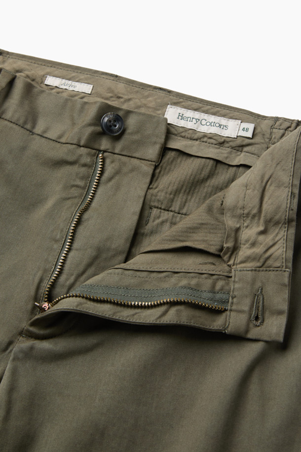 아티보(Attivo) 다잉 팬츠는 남성용 다잉 팬츠로, 캐주얼하고 미니멀한 스타일을 연출합니다. 가을과 초겨울에 적합하며, 일상 및 캐주얼 룩에 활용하기 좋습니다. 카키와 올리브 두 가지 색상으로 제공되며, 면, 레이온, 폴리에스터 혼방 소재로 제작되어 부드러운 촉감을 선사합니다. 허리 사이드 밴딩 처리와 사이드 및 백 포켓 디테일이 특징이며, 일자핏과 레귤러핏으로 편안한 착용감을 제공합니다. 가먼트 다잉 처리로 자연스러운 색감과 빈티지한 느낌을 살린, 출근룩과 모임룩에 모두 어울리는 아이템입니다.
