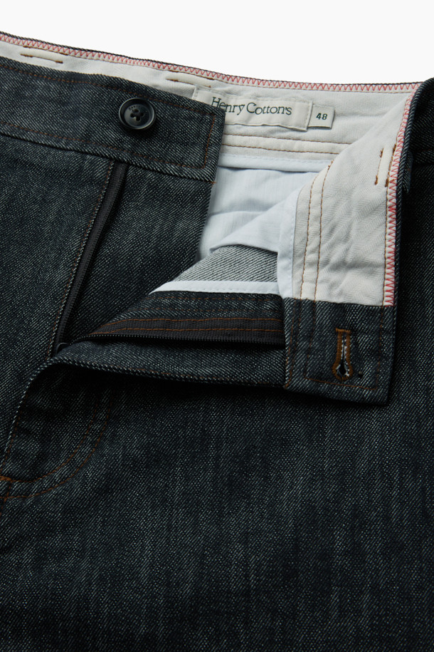 이태리 올림피아스 원단을 사용하여 제작된 데님 라이크 스트레이트 팬츠입니다. 네이비 색상으로, 일상과 비즈니스 캐주얼룩에 모두 활용 가능합니다. 부드러운 촉감과 베이직, 캐주얼, 미니멀, 클래식 스타일을 아우르는 디자인이 특징입니다. 배색 스티치 디테일과 양 사이드 포켓, 뒷면 플랩 포켓으로 실용성을 더했으며, 이염이 적어 관리가 용이합니다. 스트레이트 핏으로 제작되어 편안한 착용감을 선사합니다.
