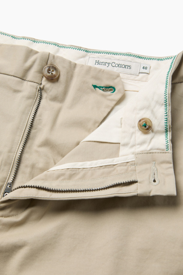 가을 스트레이트 치노 팬츠는 베이직한 스타일의 남성용 바지입니다. 면과 스판덱스 혼방 소재로 제작되어 부드러운 촉감과 편안한 착용감을 선사합니다. 헨리코튼 라벨이 부착되어 있으며, 양 사이드 포켓과 뒷 포켓으로 실용성을 더했습니다. 출근룩과 비즈니스 캐주얼에 적합하며, 클래식, 미니멀, 캐주얼 스타일을 모두 소화할 수 있는 활용도 높은 아이템입니다. 가을, 초겨울 시즌에 긴 바지로 따뜻하게 착용할 수 있습니다.
