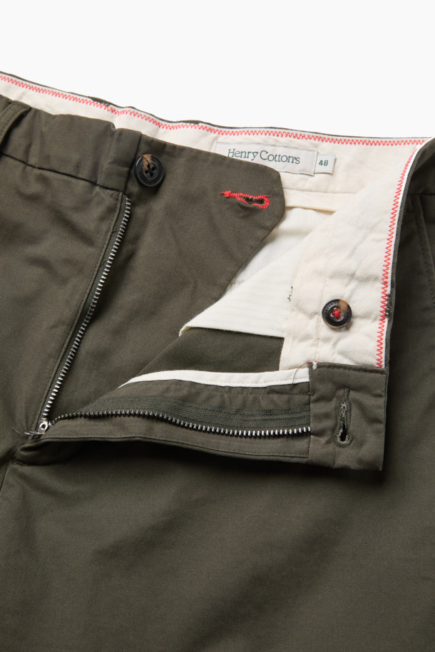 가을 스트레이트 치노 팬츠는 베이직한 스타일의 남녀 공용 치노팬츠입니다. 면과 스판덱스 혼방 소재로 제작되어 부드러운 촉감과 편안한 착용감을 제공하며, 가을과 초겨울에 적합한 중간 두께감입니다. 카키와 올리브 두 가지 색상으로 출시되었으며, 헨리코튼 라벨이 부착되어 있습니다. 일상복은 물론, 출근룩이나 비즈니스 캐주얼에도 잘 어울리는 클래식하고 미니멀한 디자인으로, 다양한 스타일 연출이 가능합니다. 양쪽 사이드 포켓과 뒷 포켓 디테일로 실용성을 더했습니다.
