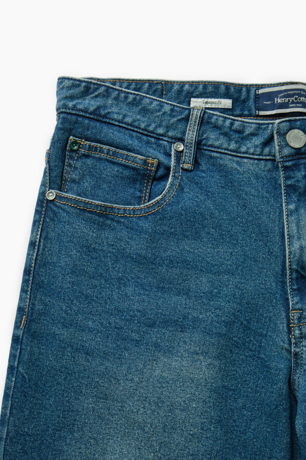 가을 테이퍼드 데님은 캐주얼하고 클래식, 미니멀한 스타일을 즐기는 분들을 위한 데님 팬츠입니다. 인디고 컬러의 워싱 데님 소재로 제작되었으며, 일상생활에서 편안하게 착용하기 좋습니다. 허벅지 부분은 여유 있고 밑단으로 갈수록 좁아지는 테이퍼드핏으로, 다리가 길어 보이는 효과를 줍니다. 5포켓 디자인과 켄톤, 리벳 디테일이 돋보이며, 데이트룩이나 출근룩에 모두 잘 어울립니다. 가을 시즌에 어울리는 두께감으로 제작되어 지금 바로 만나보세요.
