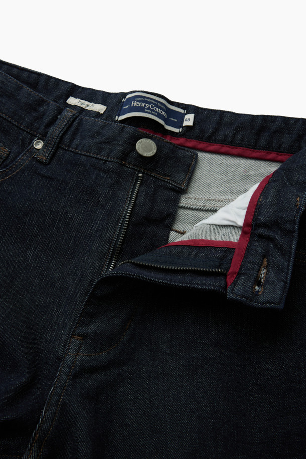 짙은 생지 컬러의 생지 테이퍼드 데님 팬츠입니다. 일상생활은 물론, 출근룩과 데이트룩에도 잘 어울리는 캐주얼 스타일의 아이템입니다. 허벅지 부분은 여유 있고, 다리 아래로 갈수록 좁아지는 테이퍼드 핏으로 편안하면서도 세련된 실루엣을 연출합니다. 5포켓 디자인과 켄톤, 리벳 디테일로 포인트를 더했으며, 면과 스판 소재 혼방으로 제작되어 뛰어난 신축성을 자랑합니다. 가을 시즌에 활용하기 좋은, 미니멀하고 클래식한 매력의 데님 팬츠입니다.
