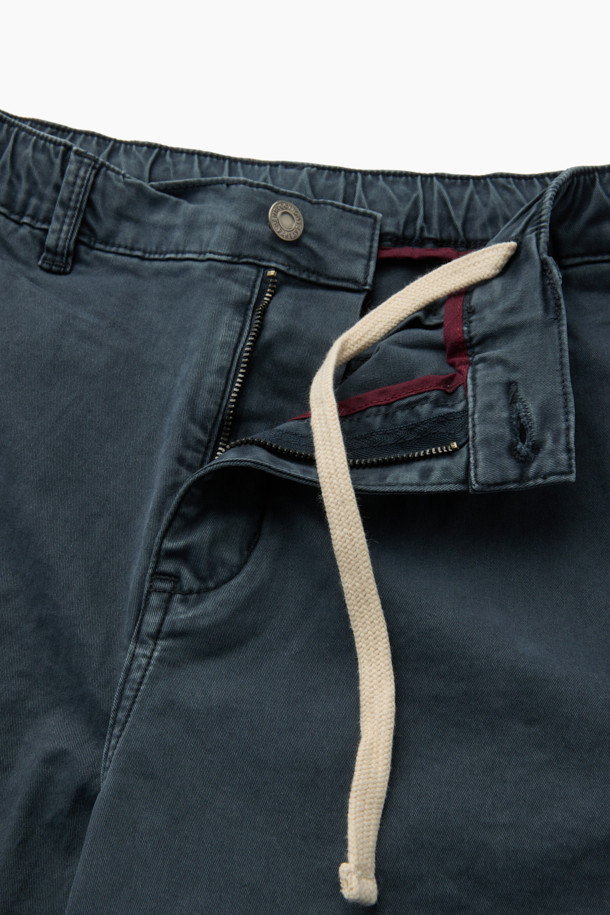 네이비 컬러의 다잉 테이퍼드 데님 팬츠입니다. 부드러운 면 소재로 제작되어 편안한 착용감을 제공하며, 가먼트 다잉 가공으로 은은한 색감과 자연스러운 워싱 디테일을 더했습니다. 허리 부분은 밴딩과 스트링으로 조절 가능하며, 사이드 및 백 포켓 디테일로 실용성을 높였습니다. 넉넉하게 떨어지는 테이퍼드 핏으로 캐주얼, 미니멀, 클래식 등 다양한 스타일을 연출할 수 있어 산책룩, 캠핑룩 등 활동적인 날에도 적합합니다. 가을 시즌에 활용하기 좋은 데님 팬츠입니다.
