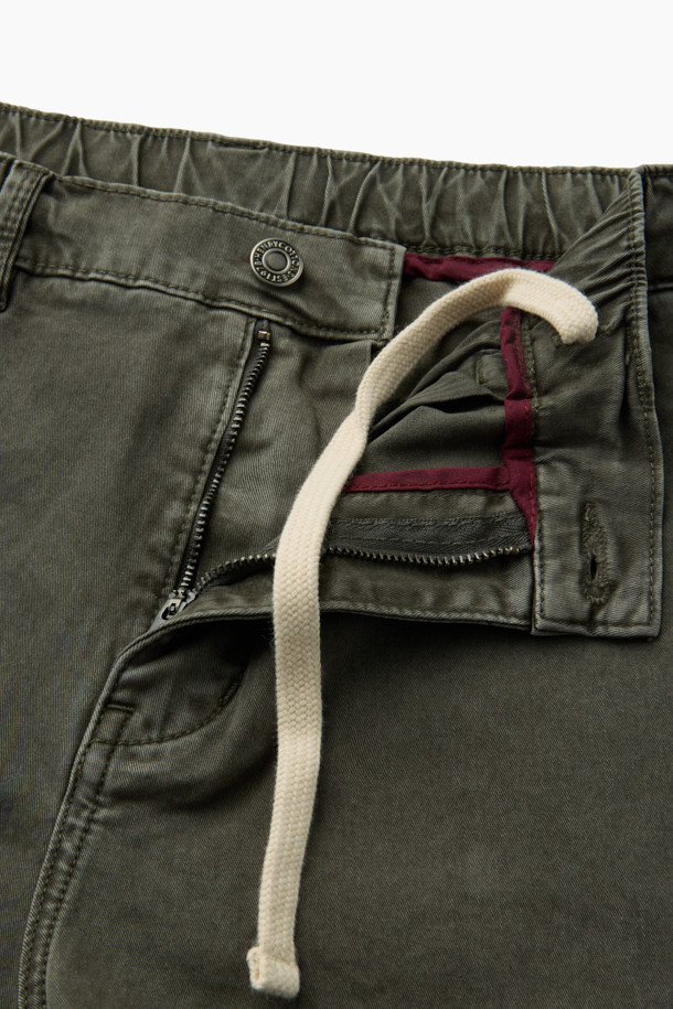 가먼트 다잉 기법으로 제작된 다잉 테이퍼드 컬러 데님입니다. 부드러운 면 소재와 데님 소재의 조화로 편안한 착용감을 선사하며, 캐주얼, 미니멀, 시티보이 스타일을 연출하기 좋습니다. 허리 전체 밴딩과 스트링 조절로 편안하게 착용 가능하며, 신축성 있는 소재로 활동성을 높였습니다. 넉넉한 사이드 포켓과 백 포켓으로 실용성을 더했으며, 산책룩이나 캠핑룩에 활용하기 좋은 아이템입니다. 카키와 올리브 두 가지 컬러로 만나보세요.
