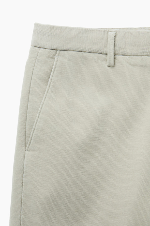 부드러운 코듀로이 소재와 따뜻한 기모 안감으로 겨울철 포근함을 선사하는 코듀로이 기모 팬츠입니다. 베이직한 디자인의 일자핏으로 어떤 상의에도 잘 어울려 겨울 데일리룩과 동네 마실룩에 제격입니다. 면, 스판덱스 혼방으로 제작되어 편안한 착용감을 제공하며, 양쪽 사이드 포켓과 뒷 포켓, 헨리코튼 라벨 디테일로 실용성을 더했습니다. 클래식, 미니멀, 캐주얼 등 다양한 스타일을 소화하며, 두꺼운 두께감으로 겨울 추위에도 끄떡없습니다. 부드러운 촉감과 레귤러핏으로 편안하게 즐길 수 있는 겨울 필수 아이템입니다.
