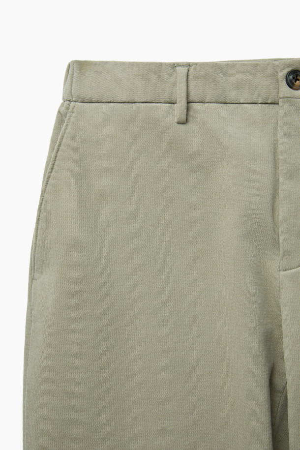 따뜻하고 포근한 겨울을 위한 코듀로이 기모 아티보(Attivo) 팬츠입니다. 부드러운 촉감의 면, 스판, 코듀로이 혼방 소재로 제작되어 편안한 착용감을 선사합니다. 베이직한 디자인에 일자핏으로 어떤 스타일에도 잘 어울리며, 출근룩이나 모임룩 등 다양한 TPO에 활용할 수 있습니다. 안감 기모 처리로 보온성을 높였으며, 양 사이드 포켓과 뒷 포켓, 헨리코튼 라벨 디테일로 실용성을 더했습니다. 클래식, 미니멀, 캐주얼 등 폭넓은 스타일을 소화하는 데일리 팬츠를 만나보세요.
