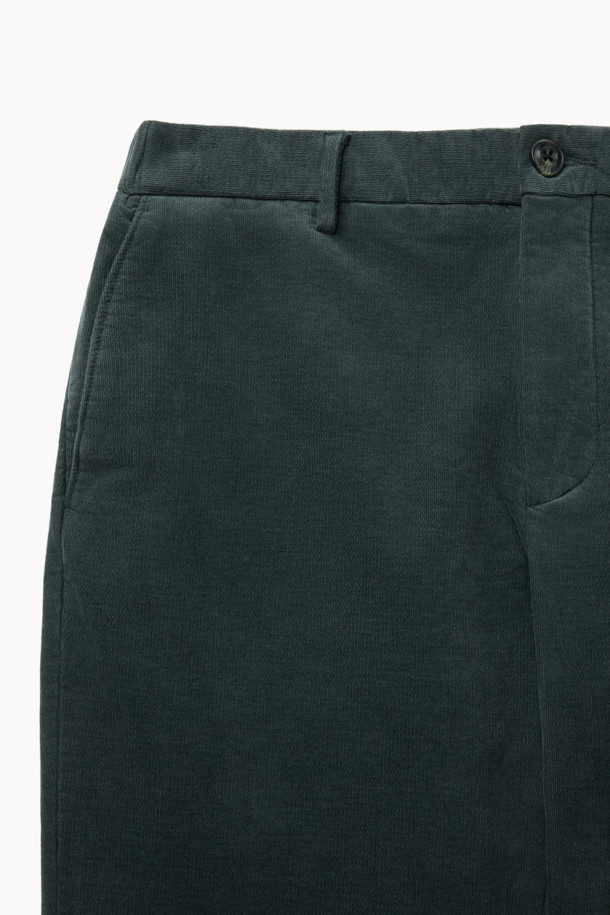 따뜻하고 포근한 겨울을 위한 코듀로이 기모 아티보(Attivo) 팬츠입니다. 부드러운 촉감의 코듀로이 소재에 면, 스판을 혼방하여 편안한 착용감을 선사하며, 안감 기모 처리로 보온성을 높였습니다. 베이직한 디자인에 일자핏으로 어떤 스타일에도 잘 어울리며, 양쪽 사이드 포켓과 뒷 포켓, 헨리코튼 라벨 디테일로 실용성을 더했습니다. 사이드 밴딩으로 편안하게 착용 가능하며, 출근룩, 모임룩 등 다양한 TPO에 활용할 수 있습니다. 클래식, 미니멀, 캐주얼 스타일을 즐겨 입는 분들께 추천합니다.
