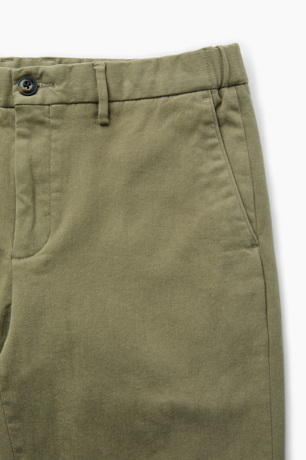 **트윌 아티보(Attivo) 팬츠**는 부드러운 면과 스판덱스 혼방 소재로 제작되어 편안한 착용감을 선사합니다. 가을, 겨울에 어울리는 긴 기장의 트윌 팬츠로, 카키와 올리브 두 가지 색상으로 출시되었습니다. 일자핏과 레귤러핏으로 디자인되어 베이직하면서도 세련된 스타일을 연출합니다. 허리 양쪽에 밴딩 처리가 되어 편안함을 더했으며, 사이드 포켓과 뒷 포켓이 있어 실용적입니다. 출근룩, 겨울 데일리룩, 모임룩 등 다양한 TPO에 활용할 수 있는 클래식, 미니멀, 캐주얼 스타일의 팬츠입니다.
