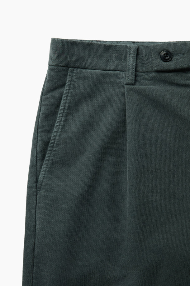 몰스킨 다잉 테이퍼드 팬츠는 가을, 겨울 시즌에 어울리는 남성용 바지입니다. 부드러운 면과 스판덱스 혼방 소재로 제작되어 편안한 착용감을 선사하며, 여유 있는 핏으로 활동성을 높였습니다. 가먼트 다잉 처리된 그린 컬러에 무지 디자인이 돋보이며, 원턱 디테일과 테이퍼드 핏이 클래식하고 미니멀한 스타일을 연출합니다. 양 사이드 포켓, 뒷포켓, 헨리코튼 라벨로 실용성을 더했으며, 출근룩, 비즈니스 캐주얼은 물론 캐주얼 스타일까지 소화 가능한 활용도 높은 아이템입니다.
