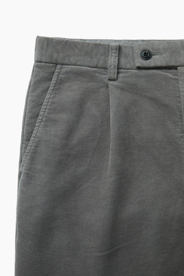 몰스킨 다잉 테이퍼드 팬츠는 가을, 겨울 시즌에 어울리는 남성용 바지입니다. 부드러운 촉감의 면과 스판덱스 혼방 소재로 제작되어 편안한 착용감을 선사하며, 두께감 있는 원단으로 보온성을 높였습니다. 가먼트 다잉 처리로 자연스러운 색감과 빈티지한 느낌을 살렸으며, 베이직하고 캐주얼한 스타일에 핏한 디자인입니다. 원턱 디자인과 테이퍼드 핏으로 다리가 길어 보이는 효과를 주며, 출근룩이나 비즈니스 캐주얼, 캐주얼, 클래식, 미니멀 스타일 연출에 적합합니다. 헨리코튼 라벨과 양쪽 사이드 포켓, 뒷 포켓 디테일로 실용성을 더했습니다.
