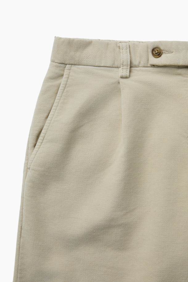 매끄러운 촉감과 따뜻한 착용감을 선사하는 몰스킨 다잉 테이퍼드 팬츠입니다. 가먼트 다잉 처리로 은은한 색감과 자연스러운 멋을 더했으며, 면과 스판덱스 혼방 소재로 편안한 활동성을 제공합니다. 여유 있는 핏과 원턱 디자인으로 세련된 실루엣을 연출하며, 양쪽 사이드 포켓과 뒷 포켓으로 실용성을 높였습니다. 가을, 겨울 시즌 출근룩, 비즈니스 캐주얼, 캐주얼, 클래식, 미니멀 스타일 모두 소화 가능한 베이직 아이템으로 헨리코튼 라벨이 부착되어 있습니다.
