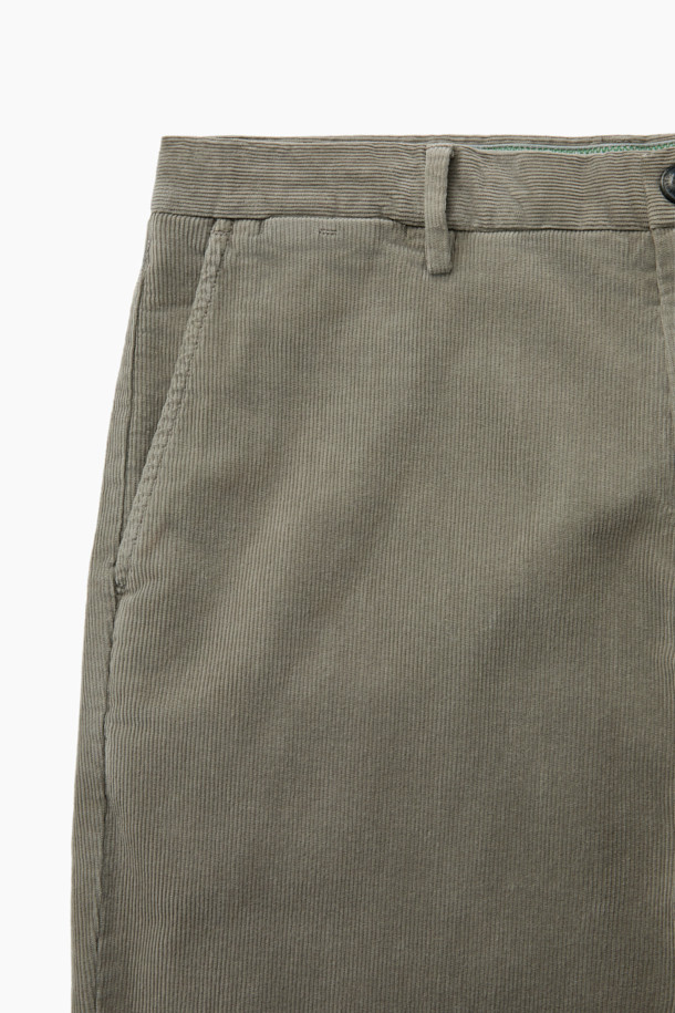 부드러운 코듀로이 소재로 제작되어 편안한 착용감을 선사하는 코듀로이 다잉 테이퍼드 팬츠입니다. 가을, 겨울 시즌에 어울리는 긴 기장감과 베이직한 디자인으로, 캐주얼하고 미니멀한 스타일을 연출하기 좋습니다. 카키, 올리브 두 가지 색상으로 출시되어, 출근룩이나 데이트룩 등 다양한 TPO에 활용 가능합니다. 가먼트다잉 공법으로 은은한 색감과 포켓 디자인이 특징이며, 면, 스판 혼방으로 제작되어 활동성을 높였습니다. 테이퍼드 핏으로 다리 라인을 슬림하게 잡아주어 세련된 핏을 완성합니다.
