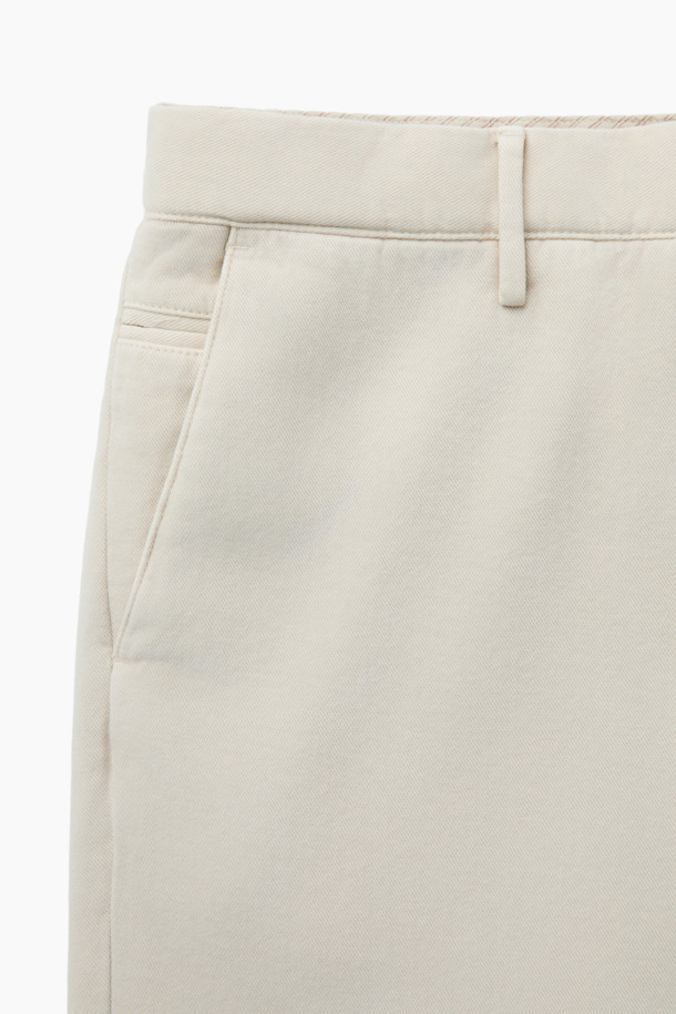 이탈리안 원단으로 제작된 캐시미어 블렌디드 다잉 팬츠는 가을, 겨울 시즌에 어울리는 베이직 스타일의 긴 바지입니다. 부드러운 촉감의 코튼과 캐시미어 혼방 소재로 제작되어 편안한 착용감을 선사하며, 테이퍼드핏으로 다리 라인을 슬림하게 연출합니다. 가먼트 다잉 처리로 은은한 멋을 더했으며, 양 사이드 포켓과 뒷 포켓 디테일로 실용성을 높였습니다. 겨울 데일리룩, 집콕룩, 산책룩 등 다양한 TPO에 활용하기 좋으며, 클래식, 미니멀, 캐주얼 스타일 모두 소화 가능한 활용도 높은 아이템입니다. 색상은 베이지 한 가지로 출시되었습니다.
