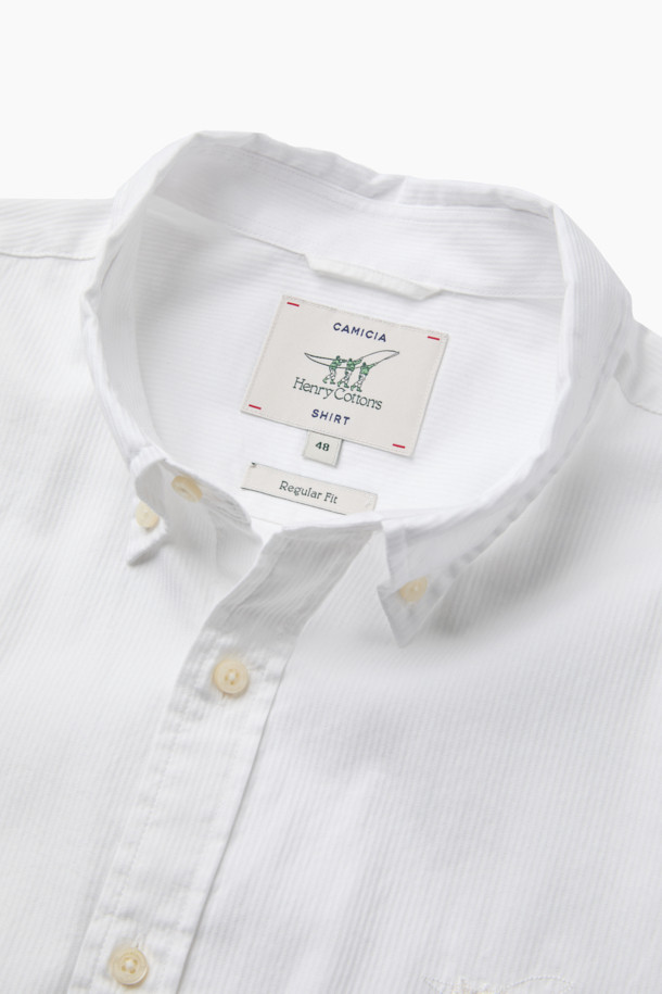 가을 잔조직 셔츠는 베이직한 스타일의 면 셔츠입니다. 화이트 컬러의 레귤러핏으로, 출근룩, 비즈니스 캐주얼, 오피스룩 등 다양한 TPO에 적합합니다. 긴 소매와 버튼다운 네크라인 디자인이 특징이며, 가슴 부분의 로고 자수 디테일이 돋보입니다. 은은한 조직감과 뒷면 요크 주름으로 세련된 실루엣을 연출하며, 클래식, 미니멀, 캐주얼 스타일을 모두 소화할 수 있습니다.
