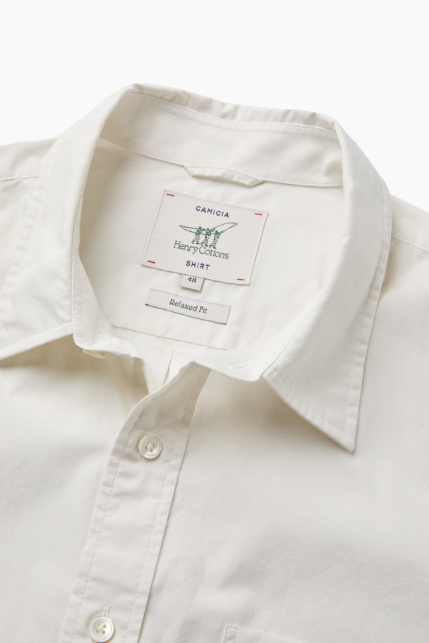 [Imported Fabric] 가을 솔리드 셔츠 (릴렉스핏)는 부드러운 면 소재로 제작되어 편안한 착용감을 선사합니다. 베이직하고 캐주얼한 스타일로 출근룩, 데이트룩 등 다양한 TPO에 활용 가능하며, 미니멀, 캐주얼, 클래식 스타일을 선호하는 분들께 적합합니다. 릴렉스 핏으로 편안하게 떨어지는 실루엣과 칼라넥 디자인이 특징이며, 가슴 포켓과 뒷면 요크 주름, 헨리코튼 라벨 디테일로 포인트를 더했습니다. 화이트, 아이보리 두 가지 솔리드 컬러로 출시되어 가을 시즌 데일리 셔츠로 활용하기 좋습니다. 긴 소매 기장의 레귤러 기장 셔츠입니다.
