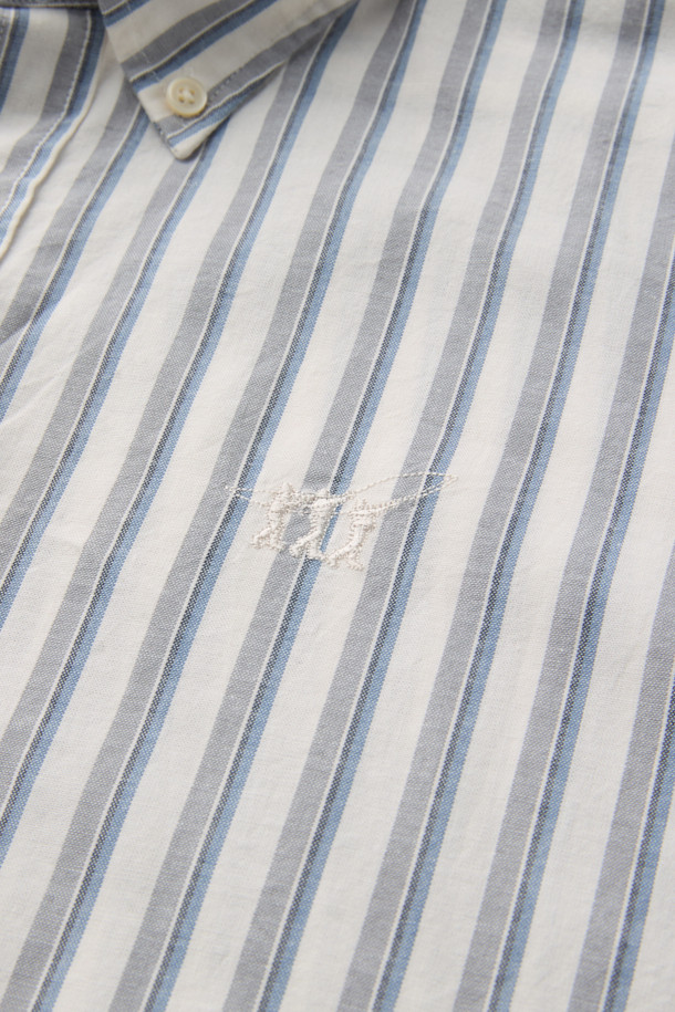 포르투갈 TMG사 원단의 [Imported Fabric] 아이보리 스트라이프 셔츠입니다. 부드러운 코튼 100% 소재로 제작되어 빈티지한 촉감을 선사하며, 가을 시즌 비즈니스 캐주얼 및 출근룩에 적합합니다. 레귤러핏으로 편안한 착용감을 제공하며, 버튼다운칼라와 긴소매 디자인으로 세련된 스타일을 연출합니다. 가슴 로고 자수와 뒷면 요크 주름 디테일이 돋보이며, 캐주얼부터 클래식, 미니멀 스타일까지 폭넓게 소화 가능합니다.
