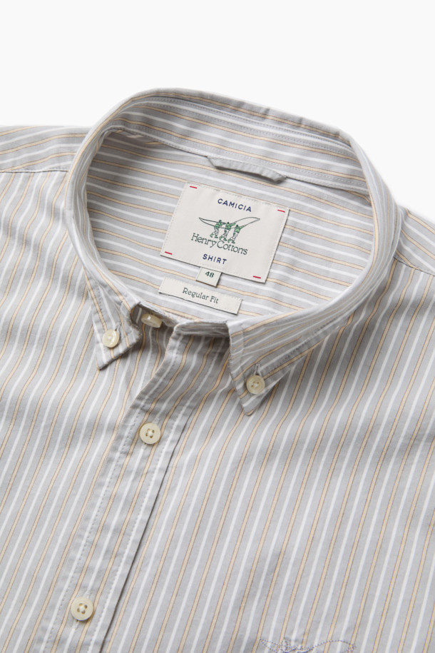 베이지 스트라이프 셔츠 (레귤러핏)는 비즈니스 캐주얼, 출근룩, 모임룩에 적합한 남성 셔츠입니다. 베이지, 화이트, 그레이 세 가지 색상으로 구성되어 있으며, 가을에 어울리는 긴 소매 디자인입니다. 면 소재로 제작되어 탄탄한 촉감을 자랑하며, 레귤러핏으로 편안한 착용감을 선사합니다. 가슴 로고 자수, 뒷면 요크 주름, 트윌 조직 디테일이 돋보이며, 베이직하고 캐주얼한 스타일을 연출합니다. 버튼다운 카라와 스트라이프 패턴이 세련된 느낌을 더합니다.
