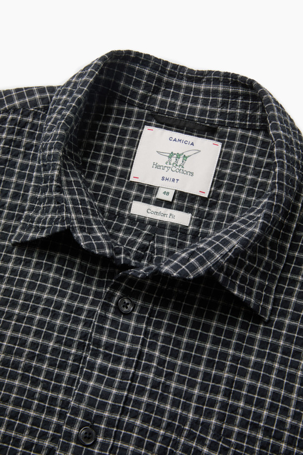 블랙 써커 체크 셔츠 (컴포트핏)는 비즈니스 캐주얼과 일상 모두에 어울리는 셔츠입니다. 시원한 착용감을 선사하는 시어서커 원단과 신축성 있는 소재로 편안한 착용감을 제공합니다. 캐주얼, 클래식, 미니멀 스타일을 모두 소화할 수 있으며, 가을에 적합합니다. 블랙 컬러의 체크 패턴과 긴 소매 디자인이 특징이며, 가슴 포켓과 뒷면 요크 주름 디테일로 포인트를 더했습니다. 가슴둘레는 122CM이며, 컴포트핏으로 제작되었습니다.
