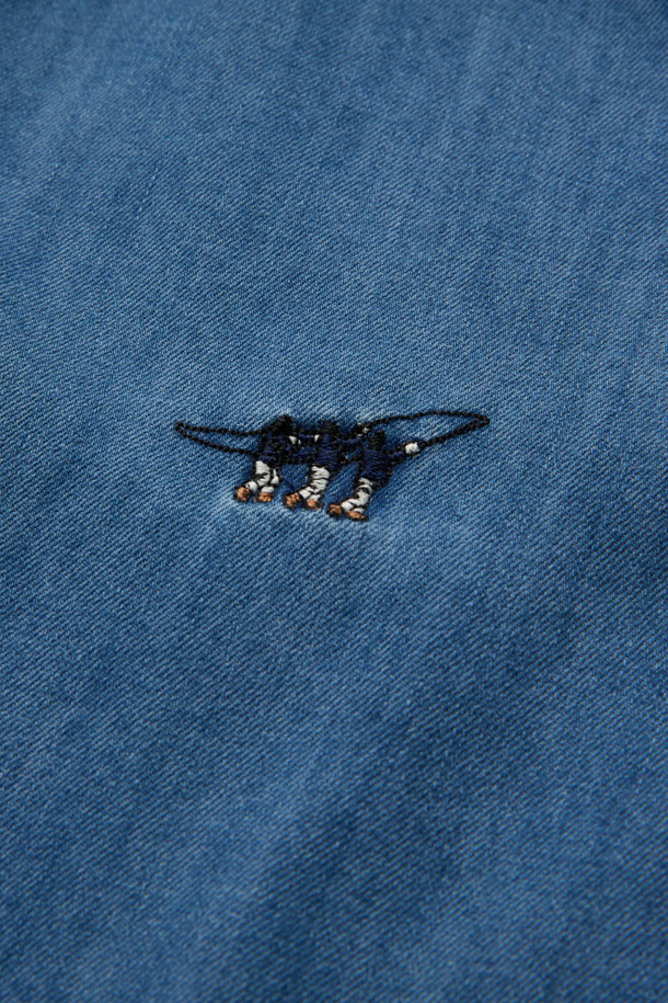 캐주얼과 클래식 스타일을 넘나드는 데님 셔츠입니다. 코튼 100% 소재로 제작되어 부드러운 착용감을 선사하며, 레귤러핏으로 편안하게 착용 가능합니다. 은은한 워싱 기법과 뒷면 요크 주름 디테일이 돋보이며, 컬러 자수 포인트로 은은한 멋을 더했습니다. 가을, 겨울 시즌 데이트룩, 출근룩 등 다양한 TPO에 활용하기 좋은, 활용도 높은 긴소매 셔츠입니다.
