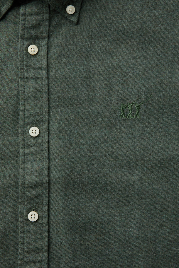 세련된 스타일을 완성하는 트윌 솔리드 셔츠 (레귤러핏)입니다. 가을/겨울 시즌에 적합하며, 비즈니스 캐주얼 및 클래식 스타일 연출에 용이합니다. 산뜻한 그린 컬러의 무지 디자인으로, 어떤 하의와도 잘 어울립니다. 면 소재로 제작되어 부드러운 착용감을 선사하며, 가슴 로고 자수와 카라 버튼 다운 디테일이 돋보입니다. 뒷면 요크 주름 처리로 활동성을 높였습니다.
