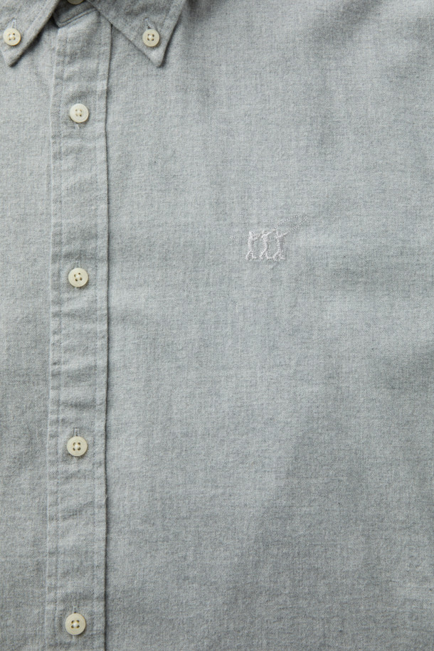 **트윌 솔리드 셔츠 (레귤러핏)**는 가을, 겨울에 착용하기 좋은 남성용 상의입니다. 비즈니스 캐주얼, 출근룩, 회의룩 등 다양한 TPO에 활용 가능하며, 클래식, 미니멀 스타일을 연출하기에 적합합니다. 면 소재의 긴소매 셔츠로, 레귤러핏과 버튼다운 칼라 디자인이 특징입니다. 그레이 컬러의 무지 패턴으로, 가슴 로고 자수와 카라 버튼 다운, 뒷면 요크 주름 디테일이 돋보입니다. 
