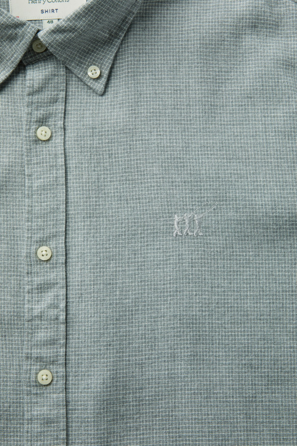 마이크로 하운드투스 셔츠 (레귤러핏)는 멜란지 그레이 컬러의 베이직 스타일 셔츠입니다. 부드러운 면 소재에 기모 안감을 더해 겨울철에도 따뜻하게 착용할 수 있습니다. 은은한 하운드투스 패턴이 특징이며, 뒷면 요크 주름 디테일과 가슴 로고 자수, 버튼다운 네크라인으로 포인트를 더했습니다. 레귤러핏으로 제작되어 편안한 착용감을 선사하며, 11월부터 2월까지 착용하기 좋습니다. 겨울 데일리룩, 출근룩, 비즈니스 캐주얼 스타일로 활용하기 좋은 아이템입니다.
