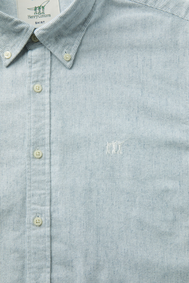 **핀 스트라이프 셔츠 (레귤러핏)**

부드러운 면 기모 옥스포드 원단으로 제작된 핀 스트라이프 셔츠입니다. 화이트와 블루 두 가지 색상으로 출시되었으며, 베이직한 디자인으로 비즈니스 캐주얼 및 일상 룩에 활용하기 좋습니다. 레귤러핏으로 편안한 착용감을 선사하며, 버튼다운 네크라인과 긴 소매 기장이 특징입니다. 가슴 부분에는 로고 자수, 뒷면에는 요크 주름 디테일이 더해져 고급스러운 분위기를 연출합니다. 겨울철 출근룩에 클래식하고 미니멀한 스타일을 더해보세요.
