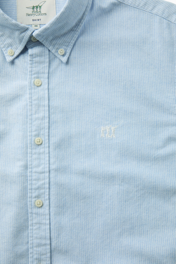 라이트 블루와 화이트 컬러의 핀 스트라이프 셔츠입니다. 옥스포드 기모 원단으로 제작되어 겨울철에도 따뜻하게 착용 가능하며, 부드러운 촉감이 특징입니다. 레귤러핏으로 제작되어 비즈니스 캐주얼 및 일상룩에 활용하기 좋으며, 뒷면 요크 주름 디테일과 가슴 로고 자수가 디자인의 포인트를 더합니다. 버튼다운 칼라와 긴 소매 기장으로 클래식, 미니멀, 캐주얼 스타일을 연출할 수 있습니다. 보온성을 갖춘 베이직한 디자인의 셔츠를 만나보세요.
