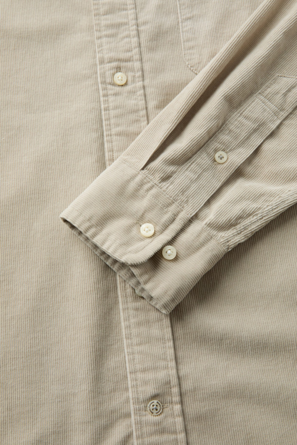 [Imported Fabric] 코듀로이 솔리드 셔츠 (컴포트핏)는 터키 KIPAS사의 고급 원단을 사용하여 제작된 남성용 셔츠입니다. 부드러운 코듀로이 소재와 베이직한 디자인으로 겨울철 비즈니스 캐주얼 및 데일리룩에 적합합니다. 버튼다운 카라와 가슴 포켓 디테일이 클래식하면서도 미니멀한 스타일을 연출합니다. 뒷면 요크 주름이 활동성을 높이고, 투톤 컬러감으로 은은한 멋을 더했습니다. 컴포트핏으로 편안한 착용감을 선사하며, 헨리코튼 라벨이 고급스러움을 더합니다.
