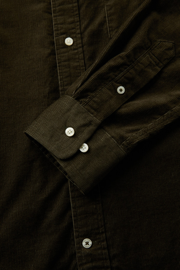 터키 KIPAS사의 수입 원단으로 제작된 [Imported Fabric] 코듀로이 솔리드 셔츠입니다. 부드러운 촉감과 따뜻한 보온성을 자랑하는 겨울철 남성용 셔츠로, 비즈니스 캐주얼 및 데일리룩에 적합합니다. 클래식, 미니멀, 워크웨어 스타일을 아우르며, 브라운 컬러의 투톤 컬러감이 빈티지한 무드를 더합니다. 컴포트핏으로 편안한 착용감을 선사하며, 가슴 포켓과 뒷면 요크 주름, 헨리코튼 라벨 디테일로 고급스러움을 더했습니다. 버튼다운 칼라와 긴 소매 기장으로 세련된 연출이 가능합니다.
