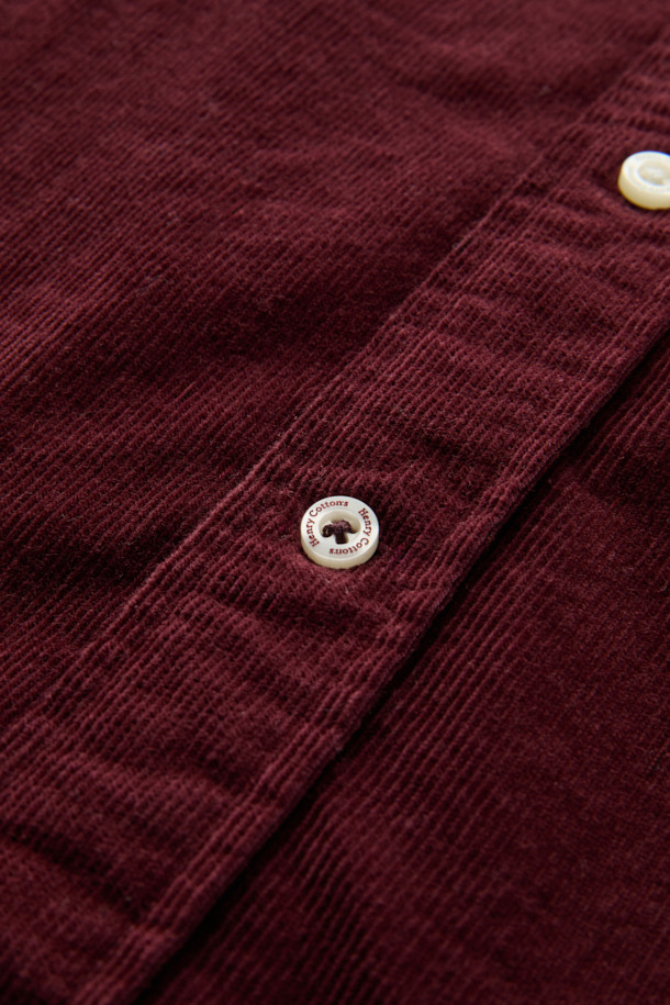 터키 KIPAS사의 고급 코듀로이 원단을 사용하여 제작된 [Imported Fabric] 코듀로이 솔리드 셔츠 (컴포트핏)입니다. 톤 다운된 버건디 컬러가 세련된 무드를 자아내며, '비즈니스 캐주얼'과 '겨울 데일리룩'에 모두 잘 어울립니다. 베이직하고 미니멀한 디자인으로, 클래식한 스타일을 선호하는 분들께 추천합니다. 편안한 착용감을 제공하는 컴포트핏에, 헨리코튼 라벨, 가슴 포켓, 뒷면 요크 주름 디테일이 더해져 고급스러움을 더했습니다. 긴소매에 버튼다운 카라 디자인으로, 어떤 옷과도 멋스럽게 매치할 수 있습니다.
