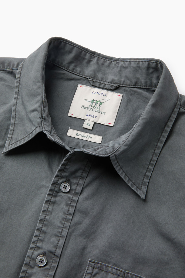 피그먼트 솔리드 셔츠 (릴렉스핏)는 빈티지한 무드를 연출하는 남성용 셔츠입니다. 부드러운 워싱 가공 면 소재로 제작되어 편안한 착용감을 선사하며, 가을, 겨울에 활용하기 좋습니다. 릴렉스핏으로 여유로운 실루엣을 제공하며, 헨리넥 디자인과 가슴 포켓 디테일이 특징입니다. 뒷면 요크 주름으로 활동성을 높였으며, 무지 디자인과 톤 다운된 그레이 컬러로 다양한 스타일 연출에 용이합니다. 캐주얼, 클래식, 미니멀 스타일을 즐겨 입는 분들께 추천하며, 가을 나들이룩, 겨울 데일리룩, 동네 마실룩 등 TPO에 구애받지 않고 활용할 수 있습니다.
