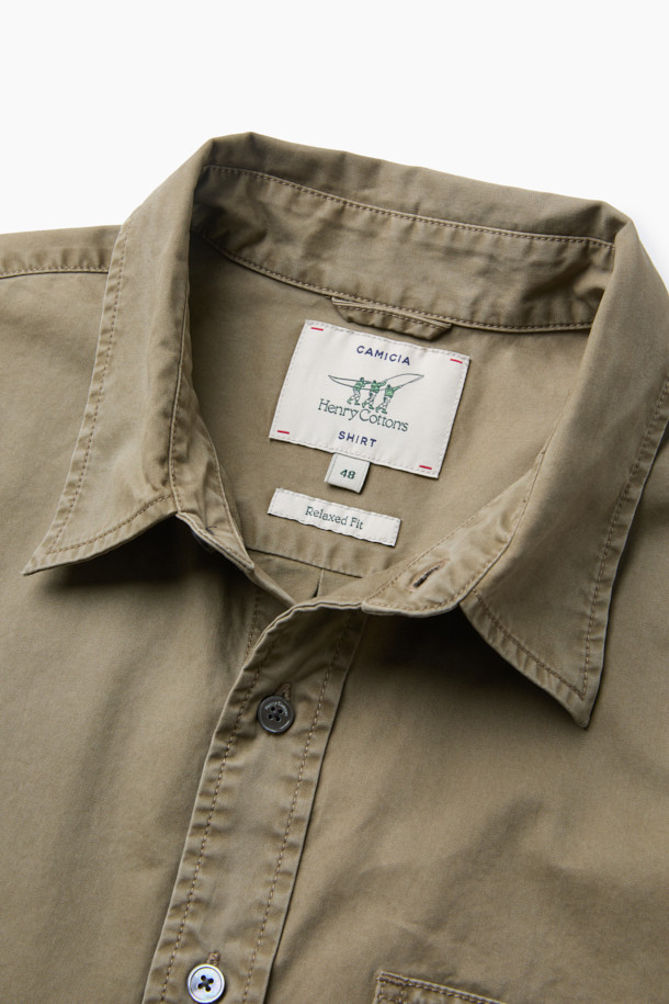 피그먼트 솔리드 셔츠 (릴렉스핏)는 가을, 겨울 시즌에 어울리는 베이지 컬러의 릴렉스핏 셔츠입니다. 부드러운 면 소재로 제작되어 편안한 착용감을 선사하며, 헨리넥 디자인과 가슴 포켓 디테일이 돋보입니다. 빈티지하면서도 베이직한 스타일로, 출근룩이나 비즈니스 캐주얼에 활용하기 좋습니다. 헨리코튼 포인트 라벨과 피그먼트 워싱, 뒷면 요크 주름 디테일이 특징이며, 톤온톤 스타일링으로 미니멀하고 클래식한 무드를 연출할 수 있습니다. 긴 소매 기장의 레귤러 기장으로, 다양한 하의와 매치하여 캐주얼한 룩을 완성해보세요.
