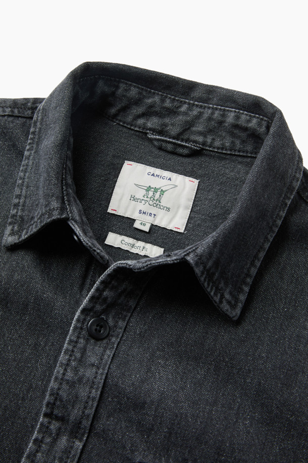 톤 다운된 그레이 컬러의 데님 아우터형 셔츠입니다. 부드러운 면 소재로 제작되어 편안한 착용감을 선사하며, 가을 시즌에 활용하기 좋습니다. 루즈핏으로 제작되어 캐주얼한 스타일을 연출하며, 헨리코튼 포인트 라벨과 옆선 트임, 워싱 가공 디테일이 돋보입니다. 출근룩이나 모임룩 등 다양한 TPO에 활용할 수 있으며, 미니멀, 클래식 스타일과도 잘 어울립니다. 긴 소매 기장의 레귤러 기장으로, 데일리 아이템으로 활용하기 좋습니다.
